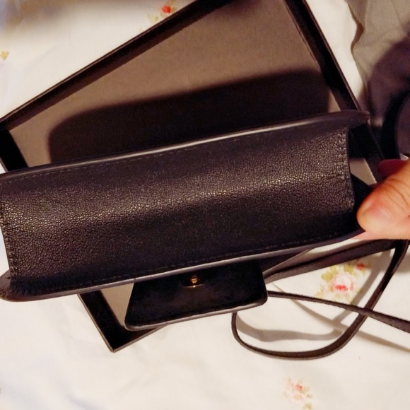 Authentic Alexander McQueen
Insignia
Leather bag - Picture 5 of 8